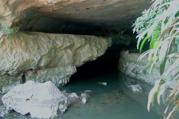 Kh&aacute;m ph&aacute; hang động Nhị Thanh giữa phố n&uacute;i 